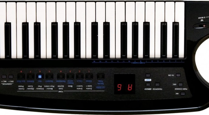 Roland AX-Synth BK - наплечный синтезатор 